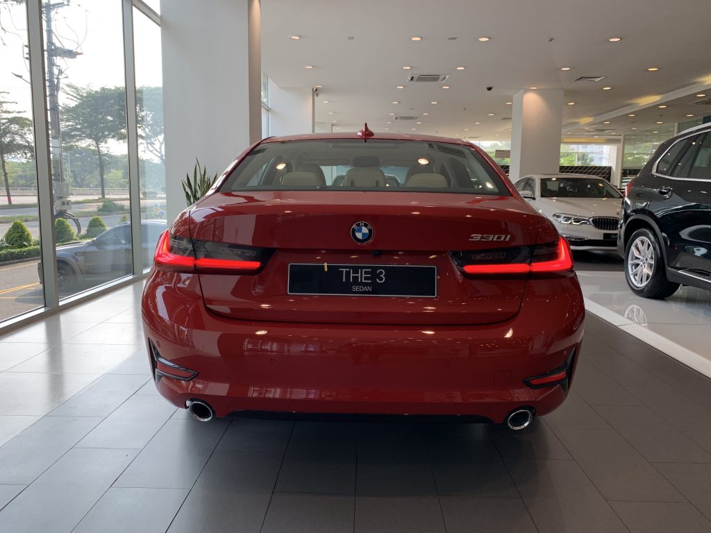 Phần đuôi xe BMW 330i Sport Line