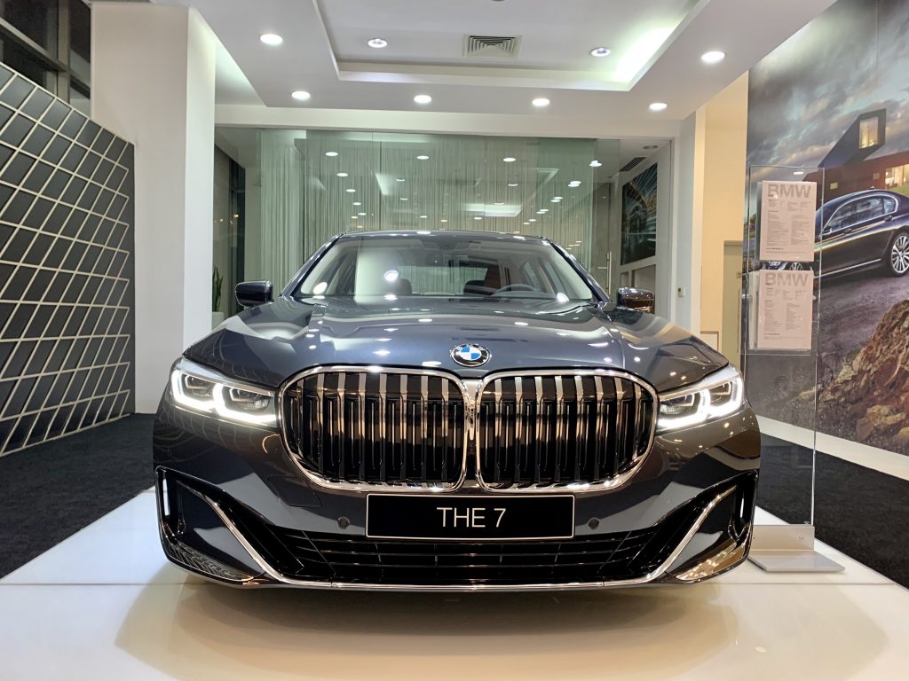 Mũi xe BMW 740Li 2020