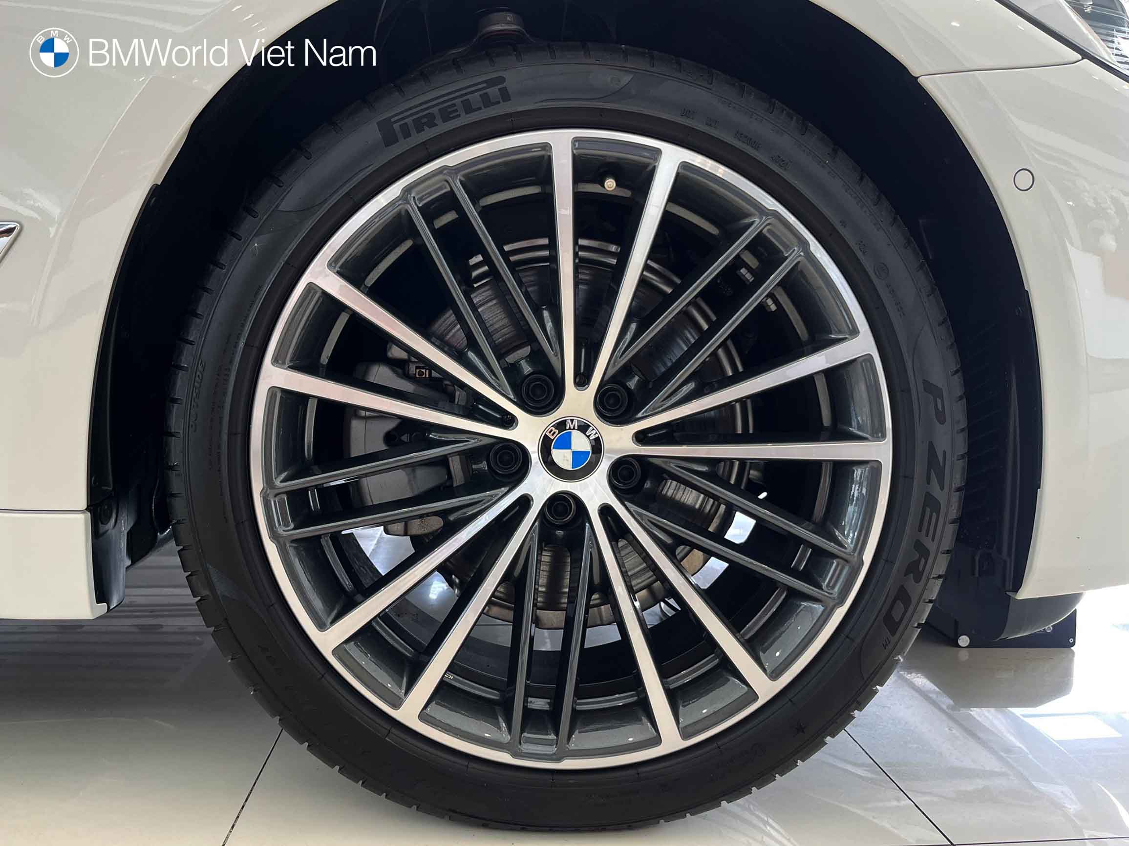 Mâm thiết kế da chấu 19 inch của BMW 520i