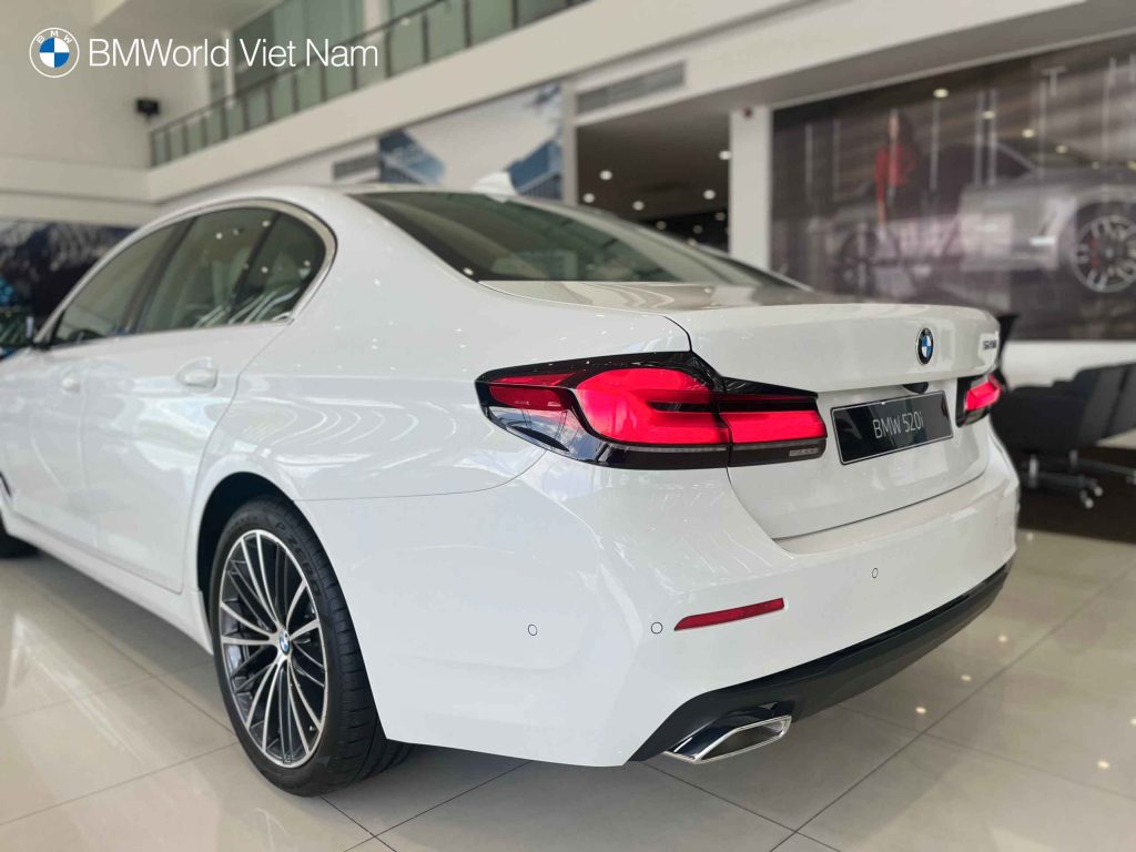 Thiết kế đuôi xe trên BMW 520i