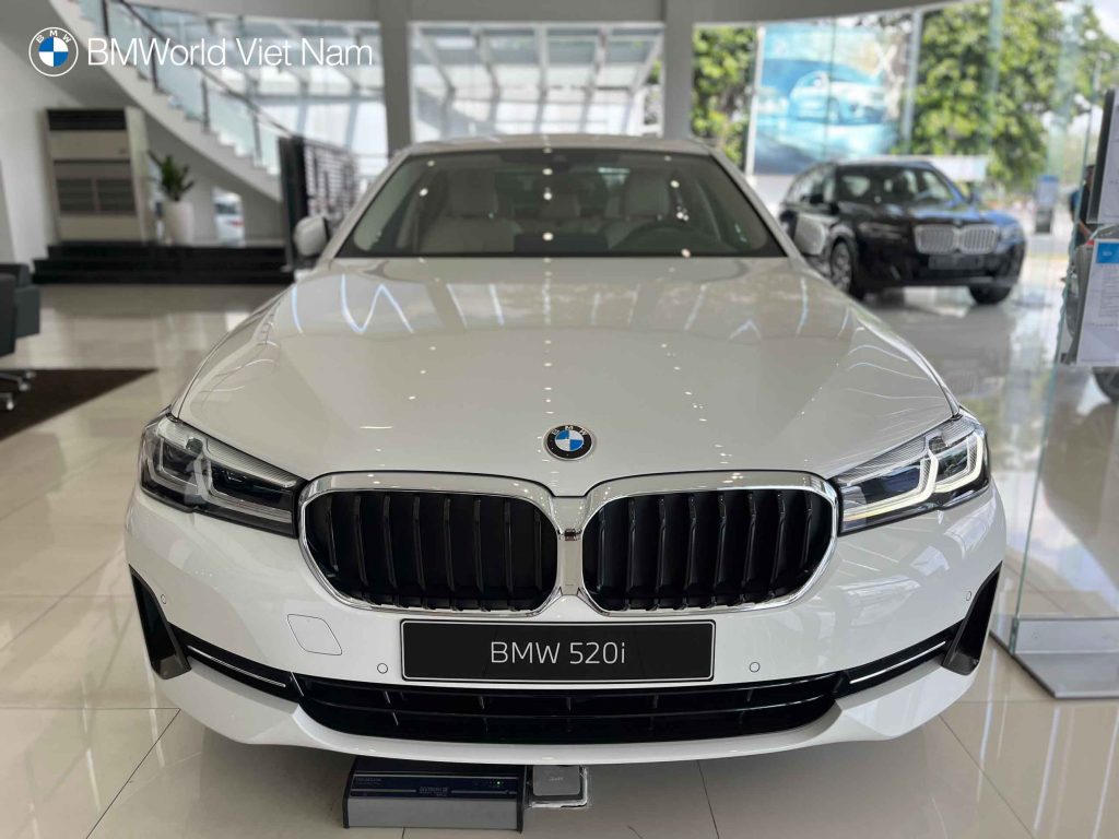 Phần đầu xe BMW 520i 